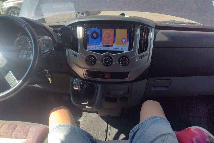 Used Dongfeng Yufeng 2018 2.5T Logistics Vehicle A100 Short Wheelbase Mid-Roof 5-9 Seater China V Standard ZD25 Audio And AC Panel