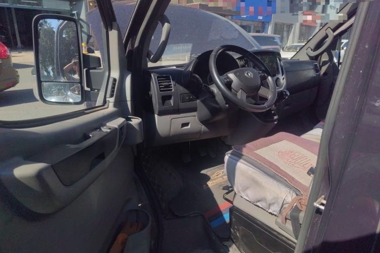Used Dongfeng Yufeng 2018 2.5T Logistics Vehicle A100 Short Wheelbase Mid-Roof 5-9 Seater China V Standard ZD25 Driver Seat