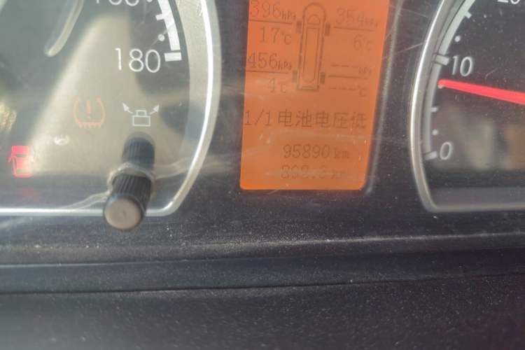 Used Dongfeng Yufeng 2018 2.5T Logistics Vehicle A100 Short Wheelbase Mid-Roof 5-9 Seater China V Standard ZD25 Odometer Close Up