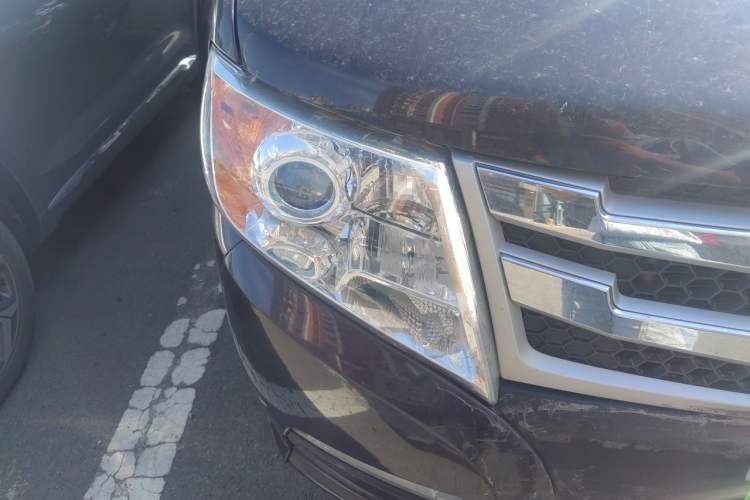 Used Dongfeng Yufeng 2018 2.5T Logistics Vehicle A100 Short Wheelbase Mid-Roof 5-9 Seater China V Standard ZD25 Right Front Headlight