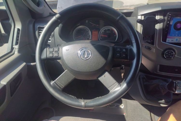 Used Dongfeng Yufeng 2018 2.5T Logistics Vehicle A100 Short Wheelbase Mid-Roof 5-9 Seater China V Standard ZD25 Steering Wheel
