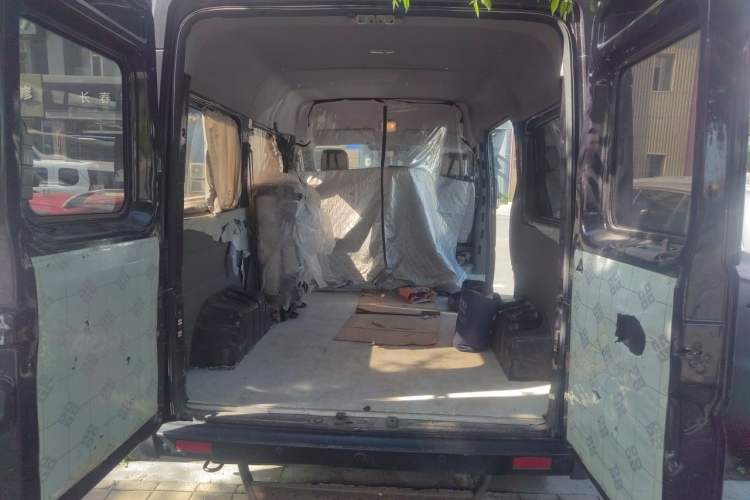 Used Dongfeng Yufeng 2018 2.5T Logistics Vehicle A100 Short Wheelbase Mid-Roof 5-9 Seater China V Standard ZD25 Trunk
