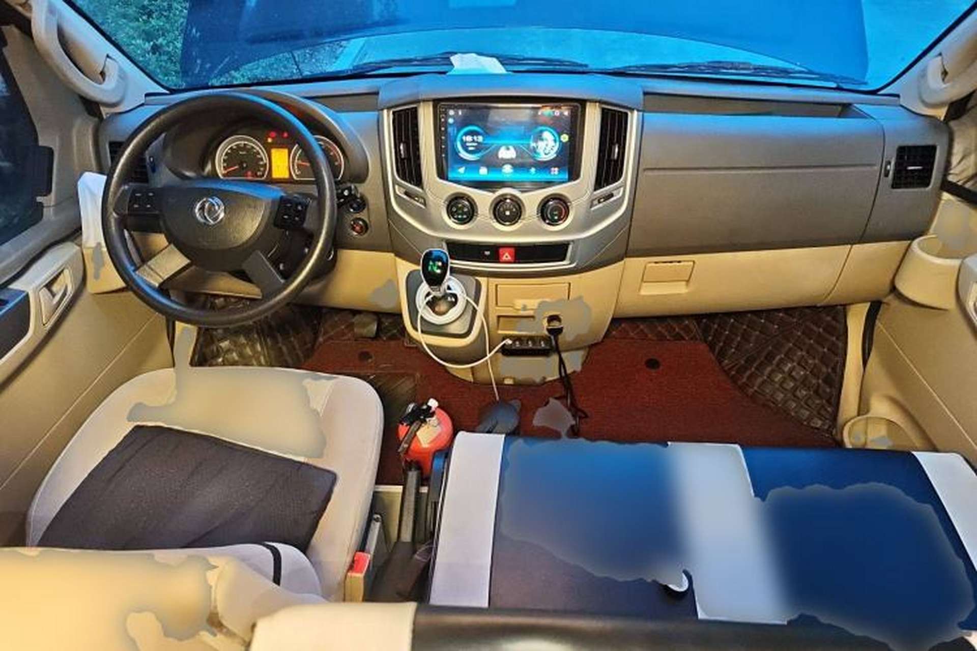 Used Dongfeng Yufeng 2018 2.5T Logistics Vehicle A100 Short Wheelbase Mid-Roof 5-9 Seater China V Standard ZD25 Center Console