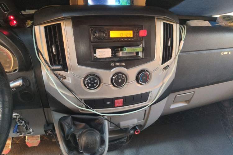 Used Dongfeng Yufeng 2018 2.5T Logistics Vehicle A100 Long Wheelbase Mid-Roof 5-9 Seater China V Emission Standard ZD25 Audio And AC Panel