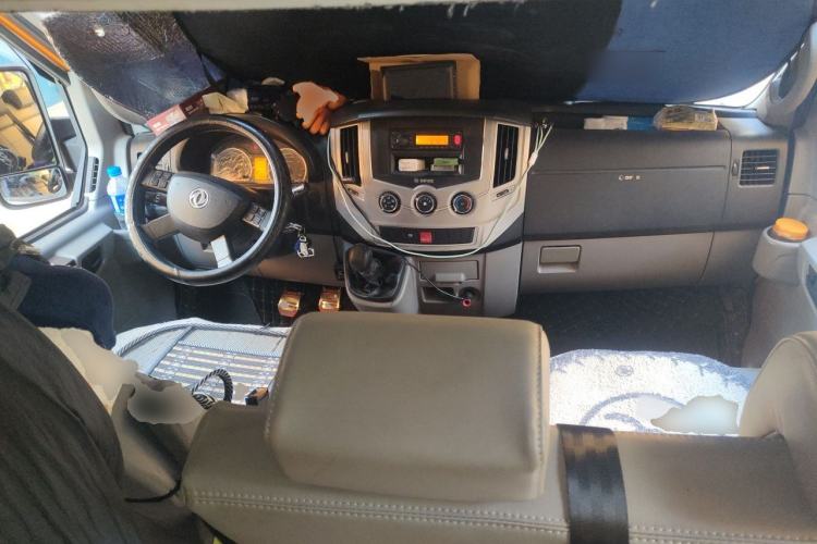 Used Dongfeng Yufeng 2018 2.5T Logistics Vehicle A100 Long Wheelbase Mid-Roof 5-9 Seater China V Emission Standard ZD25 Center Console