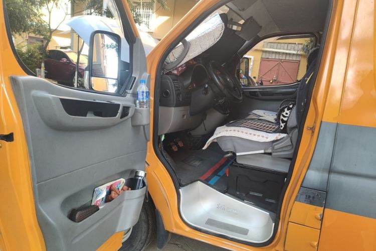 Used Dongfeng Yufeng 2018 2.5T Logistics Vehicle A100 Long Wheelbase Mid-Roof 5-9 Seater China V Emission Standard ZD25 Driver Seat