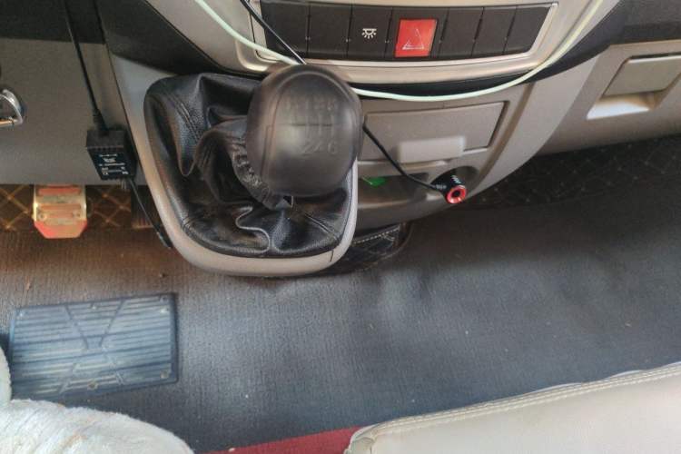 Used Dongfeng Yufeng 2018 2.5T Logistics Vehicle A100 Long Wheelbase Mid-Roof 5-9 Seater China V Emission Standard ZD25 Gear Lever