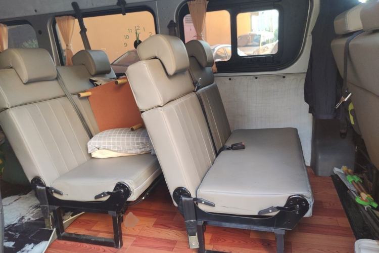 Used Dongfeng Yufeng 2018 2.5T Logistics Vehicle A100 Long Wheelbase Mid-Roof 5-9 Seater China V Emission Standard ZD25 Left Rear Seat