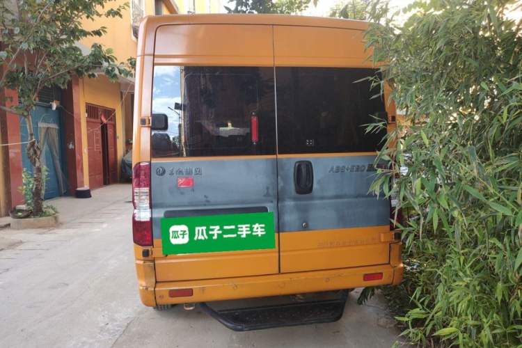Used Dongfeng Yufeng 2018 2.5T Logistics Vehicle A100 Long Wheelbase Mid-Roof 5-9 Seater China V Emission Standard ZD25 Rear