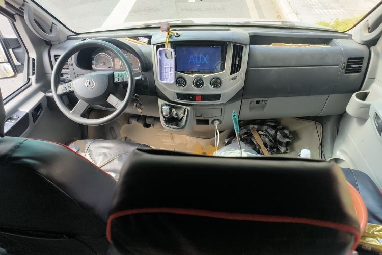 Used Dongfeng Yufeng 2018 2.5T Logistics Vehicle A100 Long Wheelbase Mid-Roof 5-9 Seater China V Emission Standard ZD25 Center Console