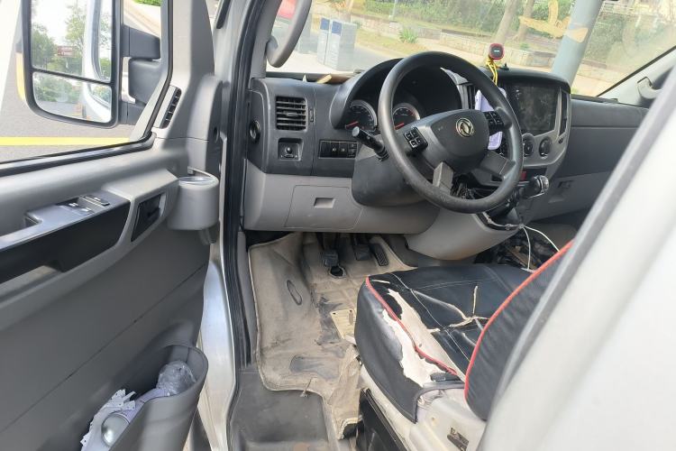 Used Dongfeng Yufeng 2018 2.5T Logistics Vehicle A100 Long Wheelbase Mid-Roof 5-9 Seater China V Emission Standard ZD25 Driver Seat