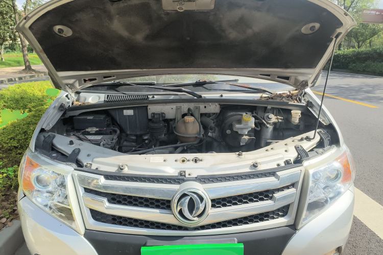Used Dongfeng Yufeng 2018 2.5T Logistics Vehicle A100 Long Wheelbase Mid-Roof 5-9 Seater China V Emission Standard ZD25 Engine Bay