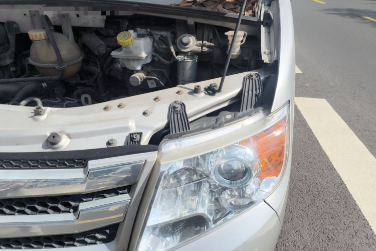 Used Dongfeng Yufeng 2018 2.5T Logistics Vehicle A100 Long Wheelbase Mid-Roof 5-9 Seater China V Emission Standard ZD25 Engine Bay Left