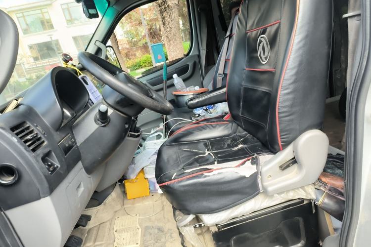Used Dongfeng Yufeng 2018 2.5T Logistics Vehicle A100 Long Wheelbase Mid-Roof 5-9 Seater China V Emission Standard ZD25 Left Front Seat