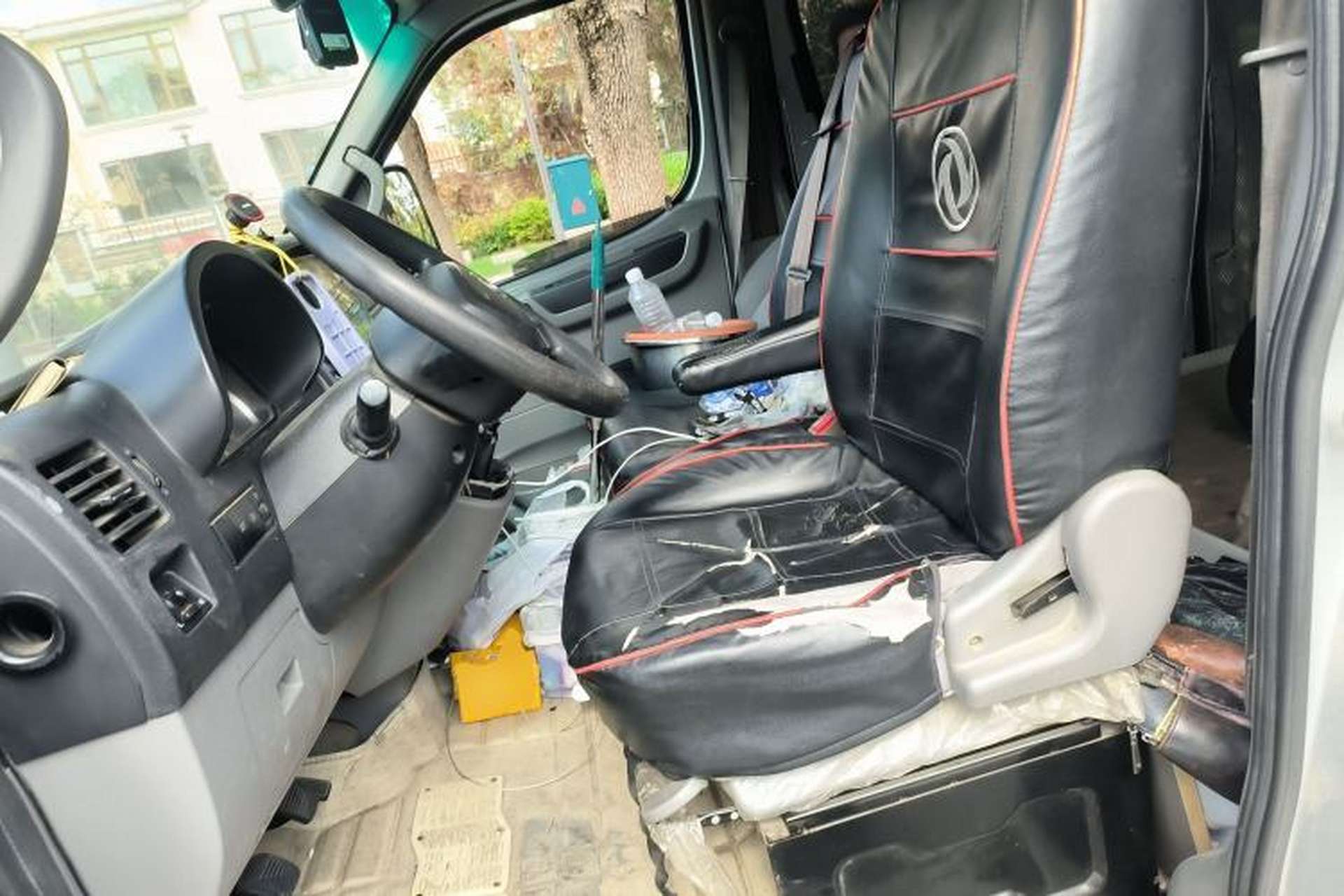 Used Dongfeng Yufeng 2018 2.5T Logistics Vehicle A100 Long Wheelbase Mid-Roof 5-9 Seater China V Emission Standard ZD25 Left Front Seat
