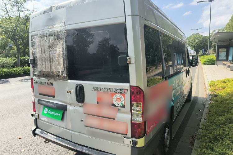 Used Dongfeng Yufeng 2018 2.5T Logistics Vehicle A100 Long Wheelbase Mid-Roof 5-9 Seater China V Emission Standard ZD25 Rear Right 45 Deg