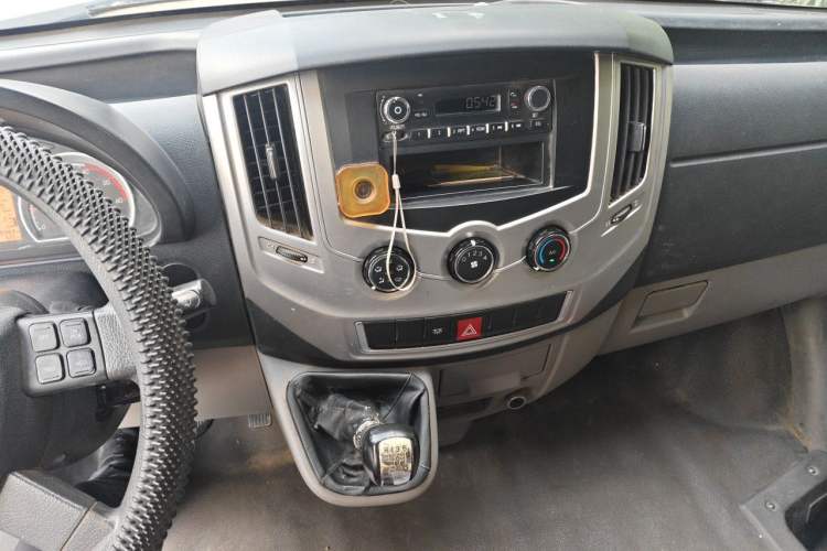 Used Dongfeng Yufeng 2018 2.5T Logistics Vehicle A100 Short Wheelbase Mid-Roof 5-9 Seater China V Standard ZD25 Audio And AC Panel