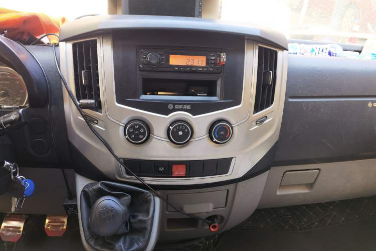 Used Dongfeng Yufeng 2018 2.5T Logistics Vehicle A100 Long Wheelbase Mid-Roof 5-9 Seater China V Emission Standard ZD25 Audio And AC Panel