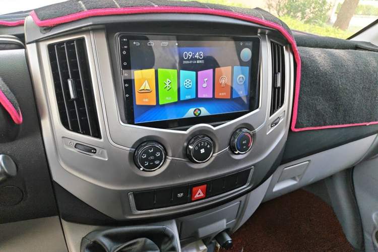 Used Dongfeng Yufeng 2018 2.5T Logistics Vehicle A100 Long Wheelbase High Roof 5-9 Seater China V Emission Standard ZD25 Audio And AC Panel