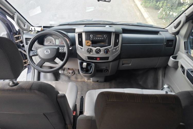 Used Dongfeng Yufeng 2018 2.5T Logistics Vehicle A100 Short Wheelbase Mid-Roof 5-9 Seater China V Standard ZD25 Center Console