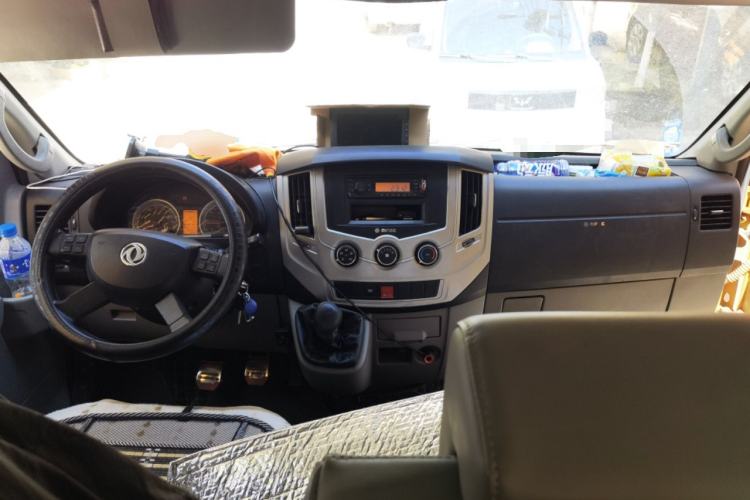 Used Dongfeng Yufeng 2018 2.5T Logistics Vehicle A100 Long Wheelbase Mid-Roof 5-9 Seater China V Emission Standard ZD25 Center Console