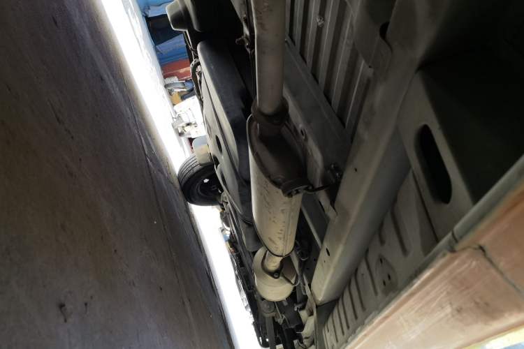 Used Dongfeng Yufeng 2018 2.5T Logistics Vehicle A100 Long Wheelbase Mid-Roof 5-9 Seater China V Emission Standard ZD25 Chassis Rear Right