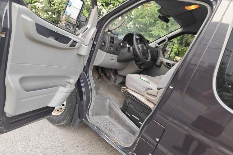 Used Dongfeng Yufeng 2018 2.5T Logistics Vehicle A100 Short Wheelbase Mid-Roof 5-9 Seater China V Standard ZD25 Driver Seat