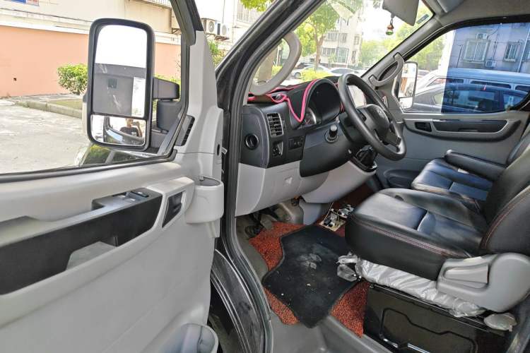 Used Dongfeng Yufeng 2018 2.5T Logistics Vehicle A100 Long Wheelbase High Roof 5-9 Seater China V Emission Standard ZD25 Driver Seat