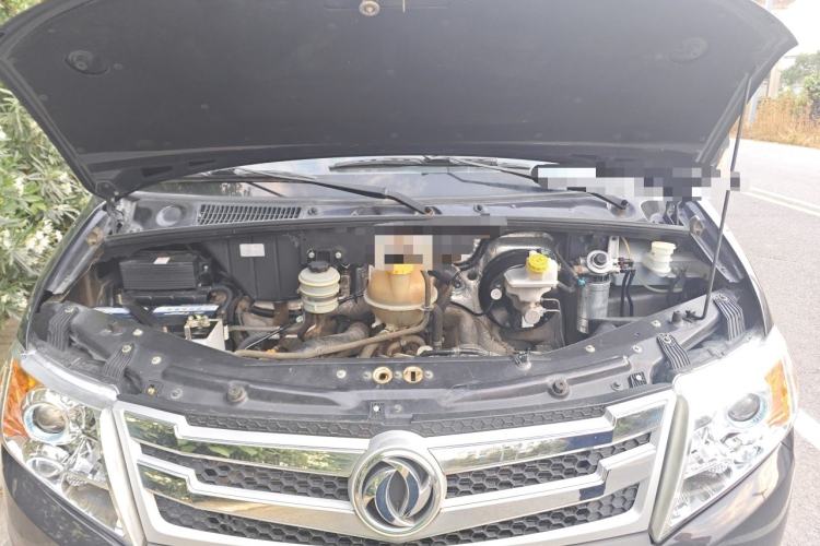 Used Dongfeng Yufeng 2018 2.5T Logistics Vehicle A100 Short Wheelbase Mid-Roof 5-9 Seater China V Standard ZD25 Engine Bay