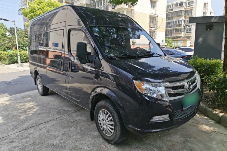 Used Dongfeng Yufeng 2018 2.5T Logistics Vehicle A100 Long Wheelbase High Roof 5-9 Seater China V Emission Standard ZD25 Front Right 45 Deg