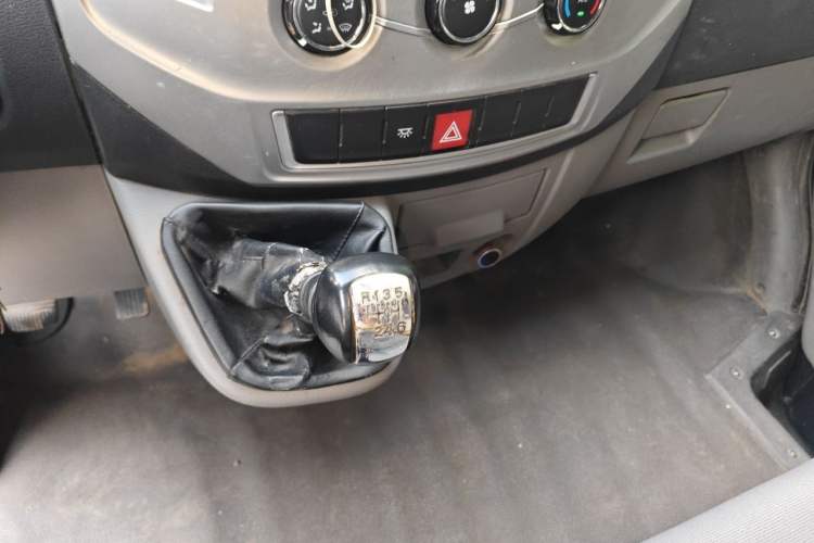 Used Dongfeng Yufeng 2018 2.5T Logistics Vehicle A100 Short Wheelbase Mid-Roof 5-9 Seater China V Standard ZD25 Gear Lever