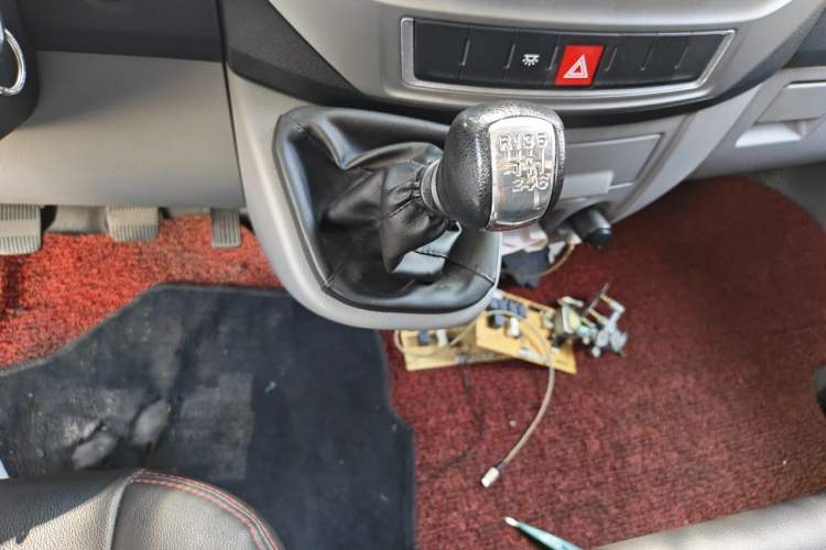 Used Dongfeng Yufeng 2018 2.5T Logistics Vehicle A100 Long Wheelbase High Roof 5-9 Seater China V Emission Standard ZD25 Gear Lever