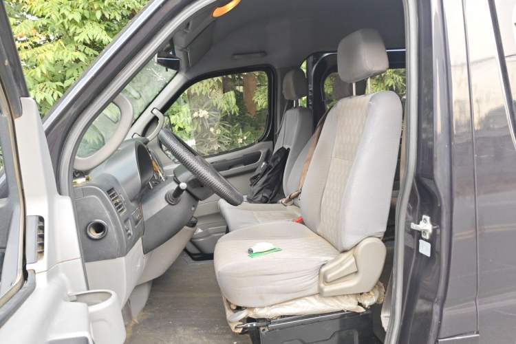 Used Dongfeng Yufeng 2018 2.5T Logistics Vehicle A100 Short Wheelbase Mid-Roof 5-9 Seater China V Standard ZD25 Left Front Seat