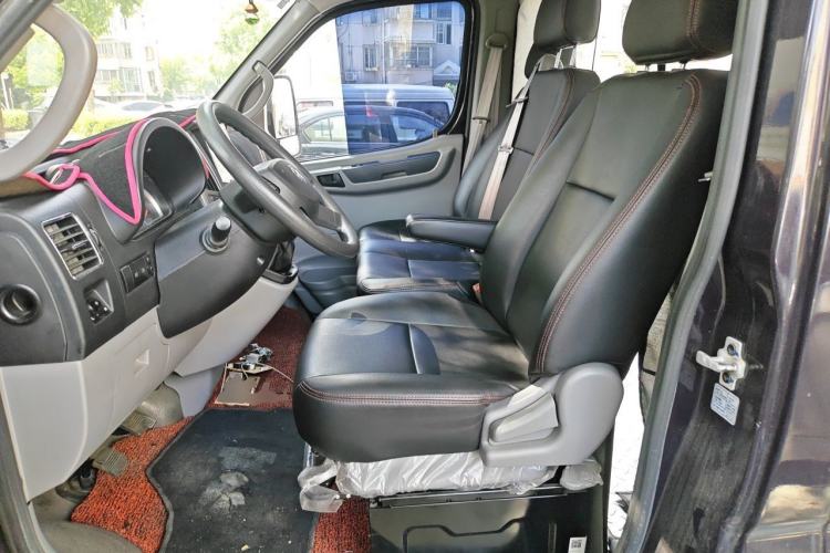 Used Dongfeng Yufeng 2018 2.5T Logistics Vehicle A100 Long Wheelbase High Roof 5-9 Seater China V Emission Standard ZD25 Left Front Seat