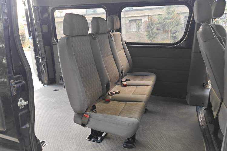 Used Dongfeng Yufeng 2018 2.5T Logistics Vehicle A100 Short Wheelbase Mid-Roof 5-9 Seater China V Standard ZD25 Left Rear Seat