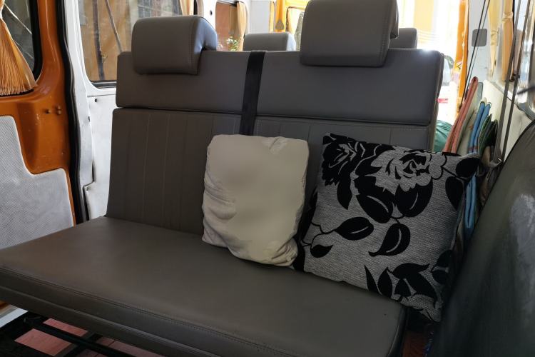 Used Dongfeng Yufeng 2018 2.5T Logistics Vehicle A100 Long Wheelbase Mid-Roof 5-9 Seater China V Emission Standard ZD25 Left Rear Seat