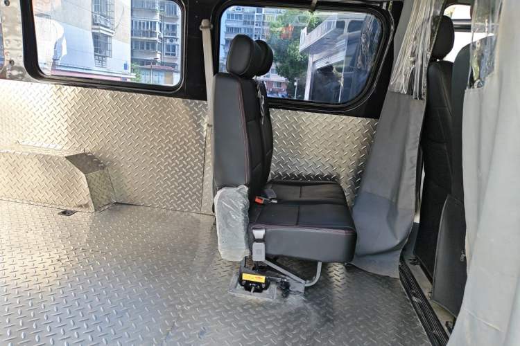 Used Dongfeng Yufeng 2018 2.5T Logistics Vehicle A100 Long Wheelbase High Roof 5-9 Seater China V Emission Standard ZD25 Left Rear Seat