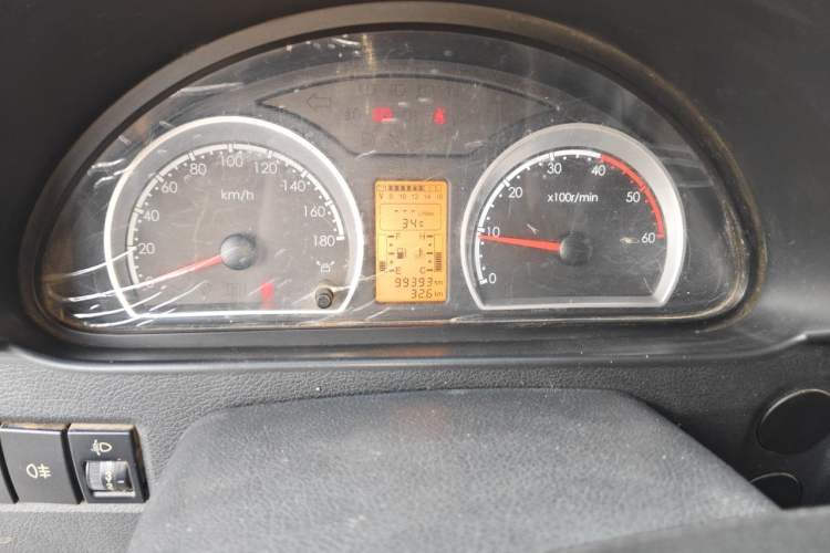 Used Dongfeng Yufeng 2018 2.5T Logistics Vehicle A100 Short Wheelbase Mid-Roof 5-9 Seater China V Standard ZD25 Odometer Close Up