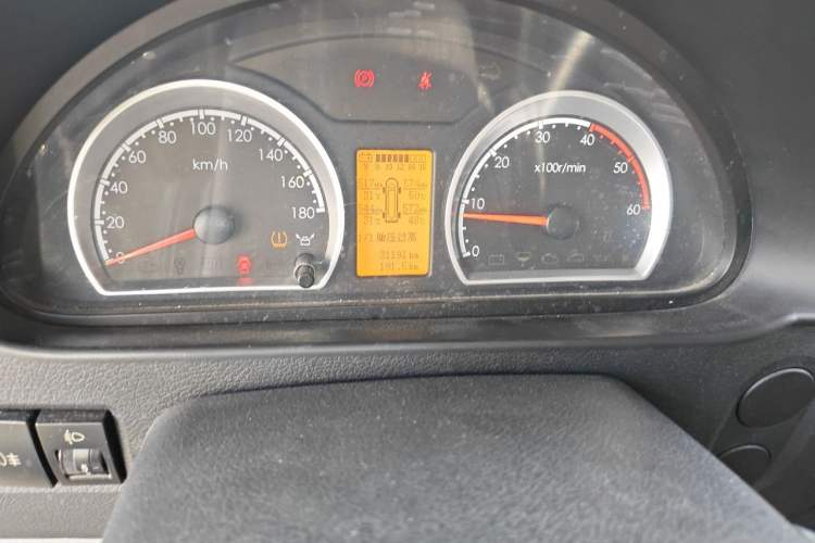 Used Dongfeng Yufeng 2018 2.5T Logistics Vehicle A100 Long Wheelbase High Roof 5-9 Seater China V Emission Standard ZD25 Odometer Close Up