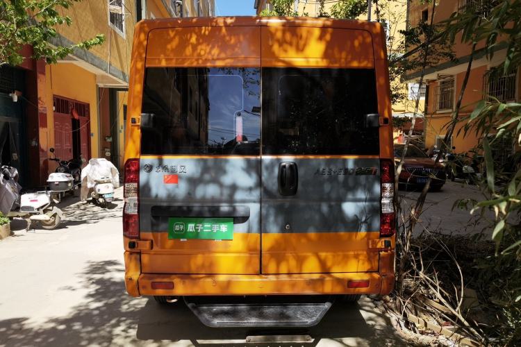 Used Dongfeng Yufeng 2018 2.5T Logistics Vehicle A100 Long Wheelbase Mid-Roof 5-9 Seater China V Emission Standard ZD25 Rear