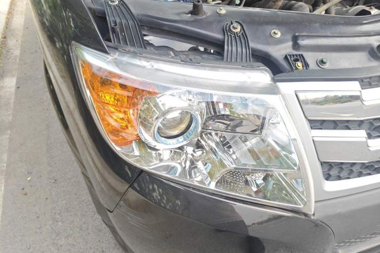 Used Dongfeng Yufeng 2018 2.5T Logistics Vehicle A100 Short Wheelbase Mid-Roof 5-9 Seater China V Standard ZD25 Right Front Headlight