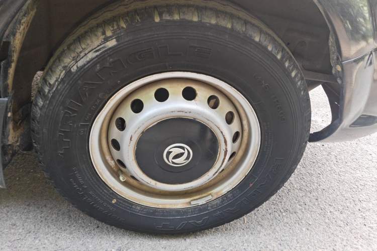 Used Dongfeng Yufeng 2018 2.5T Logistics Vehicle A100 Short Wheelbase Mid-Roof 5-9 Seater China V Standard ZD25 Right Front Wheel Hub