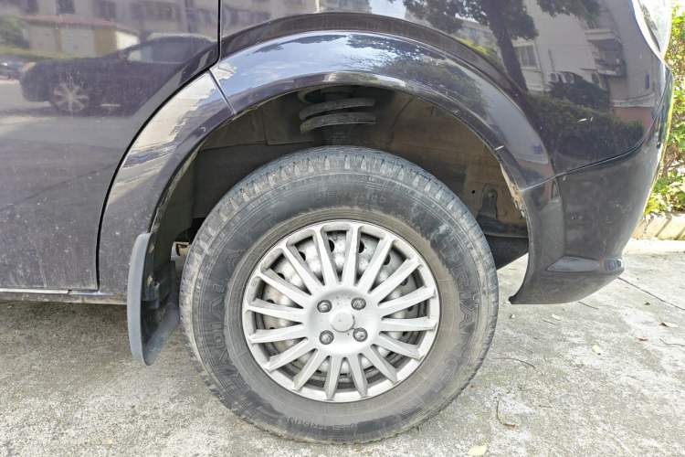 Used Dongfeng Yufeng 2018 2.5T Logistics Vehicle A100 Long Wheelbase High Roof 5-9 Seater China V Emission Standard ZD25 Right Front Wheel Hub