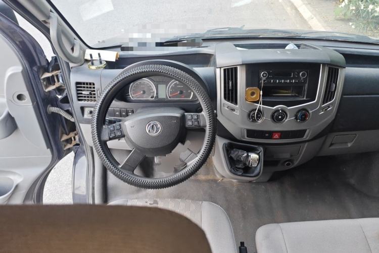Used Dongfeng Yufeng 2018 2.5T Logistics Vehicle A100 Short Wheelbase Mid-Roof 5-9 Seater China V Standard ZD25 Steering Wheel