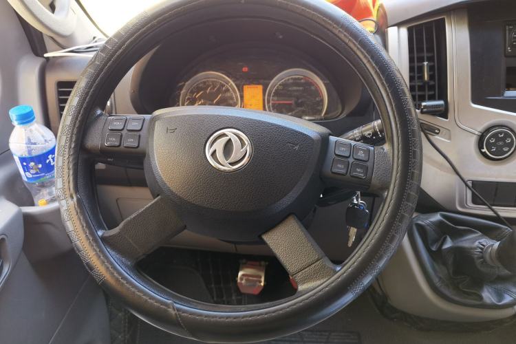 Used Dongfeng Yufeng 2018 2.5T Logistics Vehicle A100 Long Wheelbase Mid-Roof 5-9 Seater China V Emission Standard ZD25 Steering Wheel