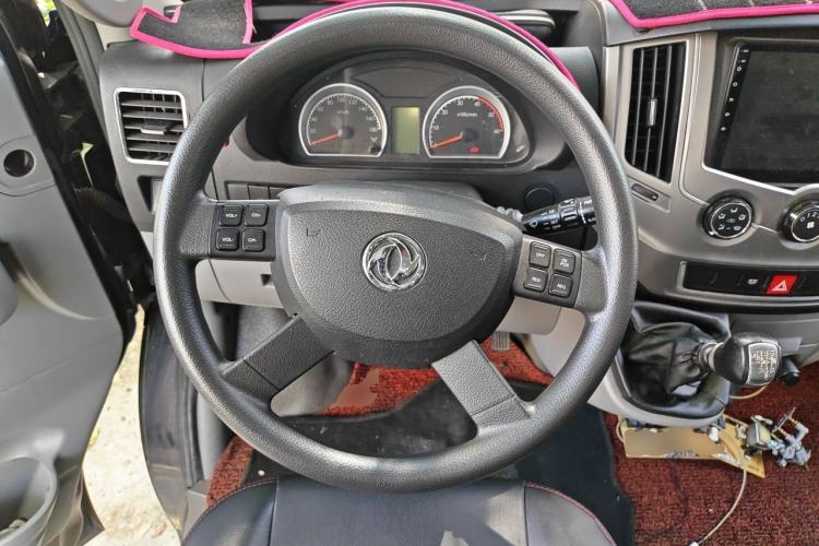 Used Dongfeng Yufeng 2018 2.5T Logistics Vehicle A100 Long Wheelbase High Roof 5-9 Seater China V Emission Standard ZD25 Steering Wheel