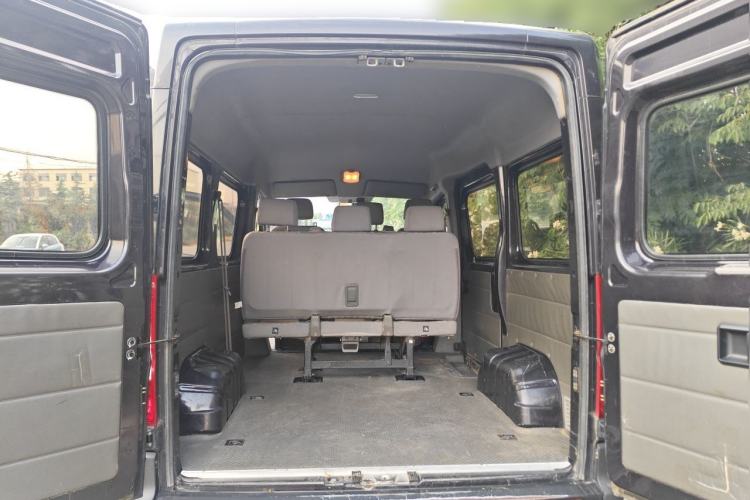 Used Dongfeng Yufeng 2018 2.5T Logistics Vehicle A100 Short Wheelbase Mid-Roof 5-9 Seater China V Standard ZD25 Trunk
