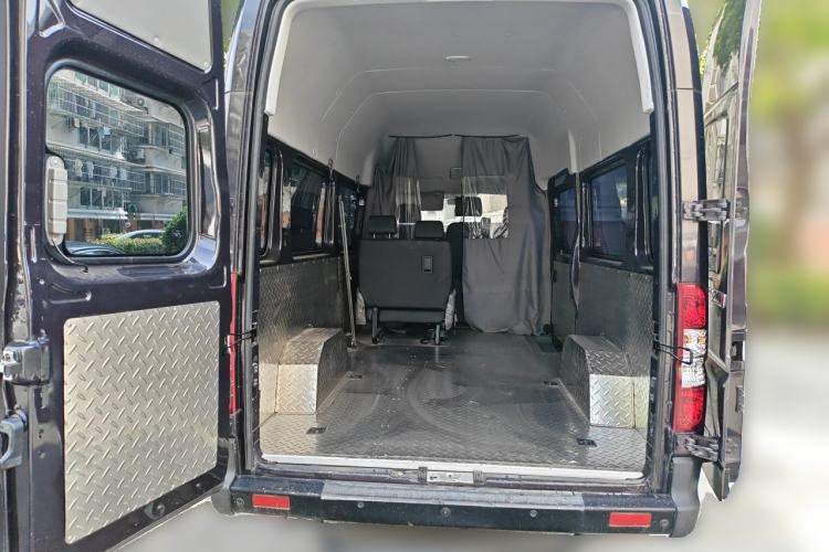 Used Dongfeng Yufeng 2018 2.5T Logistics Vehicle A100 Long Wheelbase High Roof 5-9 Seater China V Emission Standard ZD25 Trunk