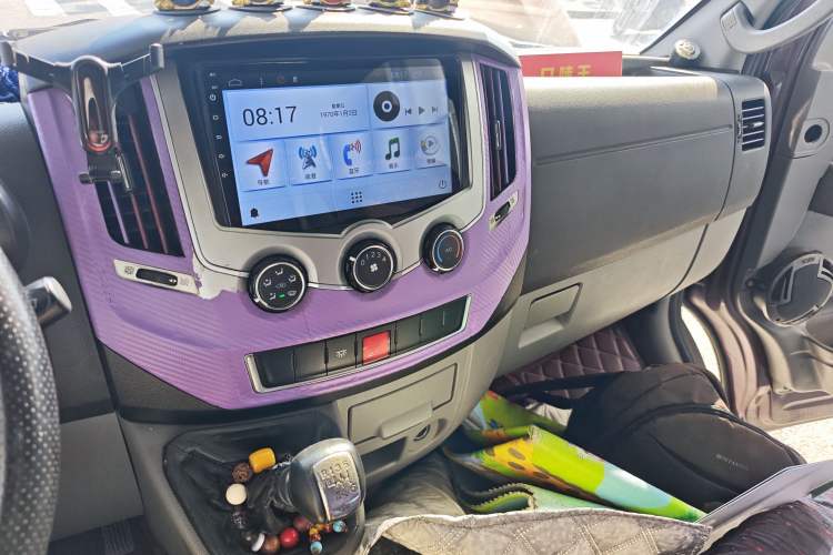 Used Dongfeng Yufeng 2018 2.5T Logistics Vehicle A100 Long Wheelbase High Roof 5-9 Seater China V Emission Standard ZD25 Audio And AC Panel