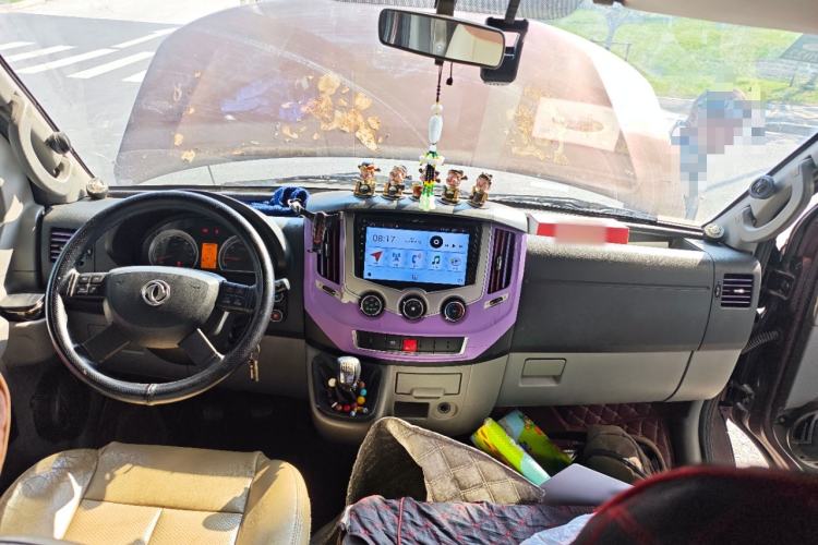 Used Dongfeng Yufeng 2018 2.5T Logistics Vehicle A100 Long Wheelbase High Roof 5-9 Seater China V Emission Standard ZD25 Center Console